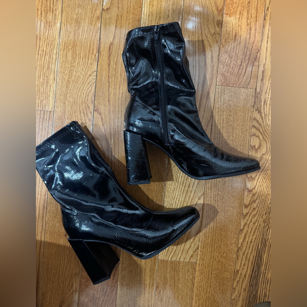 BOOHOO WIDE FOOT BLOCK HEEL SOCK BOOT
